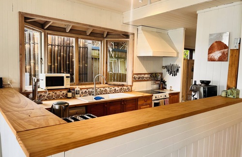 Brooklyn House | Deerubbin Boat House: Family-Friendly Retreat with Breakfast