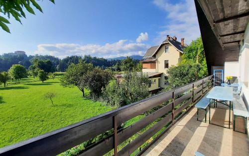 Bled Apartment | Deerwood Villa: Modern Apartment with Castle View & Kitchen