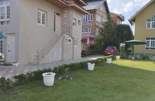 Srinagar Villa | Welcoming DEEWAN E KHAAS VILLA: Perfect for Families & Pets