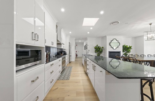 Pokolbin House | Outstanding Degen Estate: Ideal Group Getaway with Pool