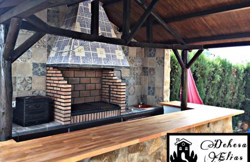 Lucena House | Dehesa Elías: Family-Friendly Retreat with Pool & Pets Welcome