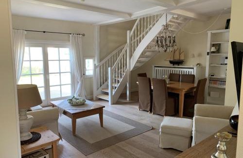 Großdunsum Apartment | Kid-Friendly Retreat at Deichhof Whg 5 - Guest Rated 8/10