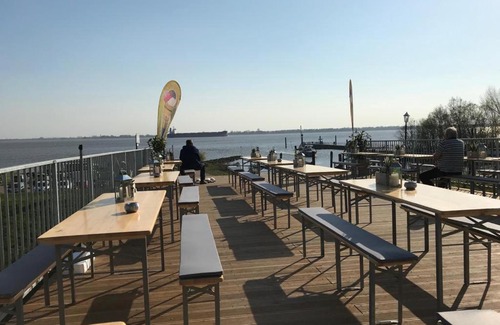 Neuendorf b. Elmshorn Apartment | DeichSch(l)af: 4-Star Hotel with Ocean View & Breakfast