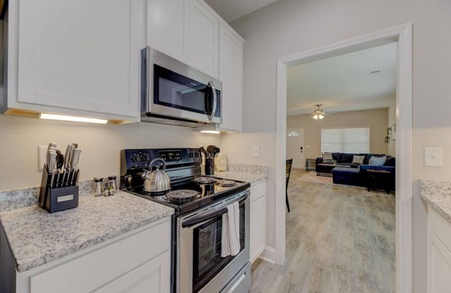 Cayce House | Top-Rated Deja Blue by Heartwood | 10 Mins to Downtown