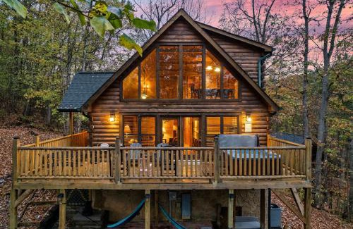 Gatlinburg - Pigeon Forge House | Deja View Mountain Cabin: Family Getaway with Hot Tub & Pet Friendly