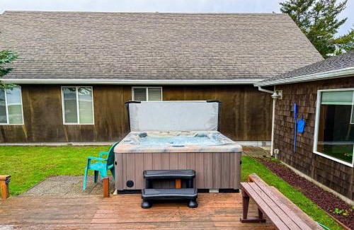 Netarts House | Deja View: Family-Friendly Escape with Hot Tub Bliss