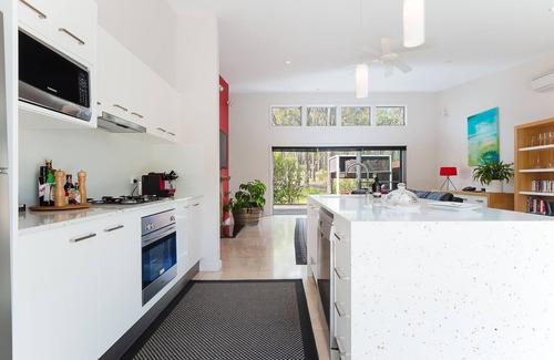 Pokolbin Apartment | Exquisite Deja Vu Estate: 5-Star Spa Retreat Awaits