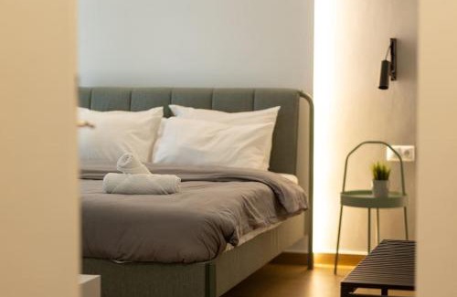 Thessaloniki City Centre Apartment | Explore DeKolomvou: Pet-Friendly Retreat with Hot Tub