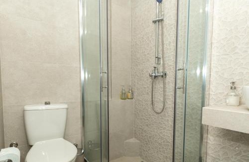 Thessaloniki City Centre Apartment | Explore DeKolomvou: Pet-Friendly Retreat with Hot Tub