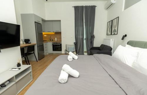Thessaloniki City Centre Apartment | Explore DeKolomvou: Pet-Friendly Retreat with Hot Tub