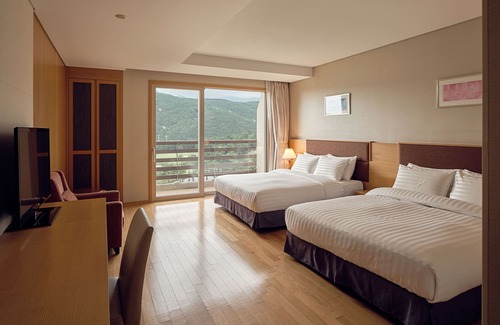 Toseong Resort | Del Pino Hotel: Ideal Retreat with Pool and Spa Access