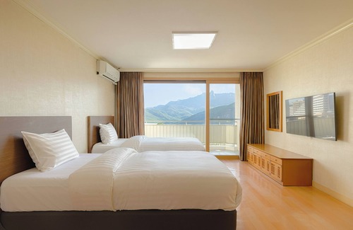 Toseong Resort | Del Pino Hotel: Ideal Retreat with Pool and Spa Access
