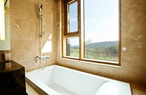 Toseong Resort | Del Pino Hotel: Ideal Retreat with Pool and Spa Access