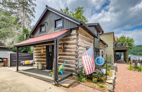 Augusta Cabin | Del's Cabin: Ocean View Retreat with Spa and Pet-Friendly Amenities