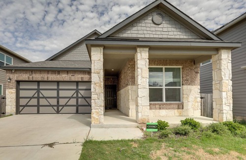 Vista Del Pueblo House | Del Valle Getaway with Charming Patio & Grill!