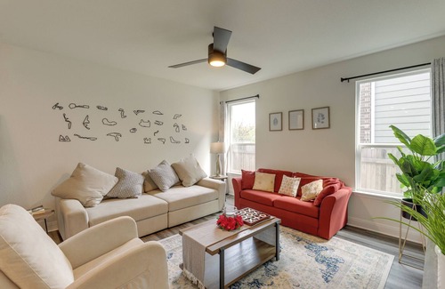 Vista Del Pueblo House | Del Valle Getaway with Charming Patio & Grill!