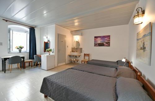 Hydra Hotel | Oceanfront Delfini Hotel: Family-Friendly with Spectacular Views