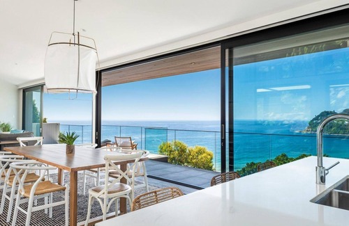 Whale Beach House | Oceanfront DELFINO BIANCO with Pool & Family Amenities