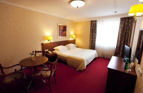 Halyts'kyi district Hotel | Delice: 4-Star Hotel with Family-Friendly Dining Options