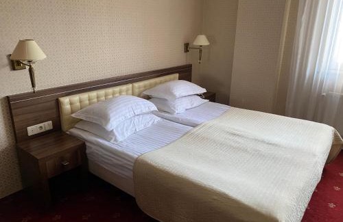 Halyts'kyi district Hotel | Delice: 4-Star Hotel with Family-Friendly Dining Options