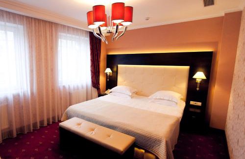 Halyts'kyi district Hotel | Delice: 4-Star Hotel with Family-Friendly Dining Options