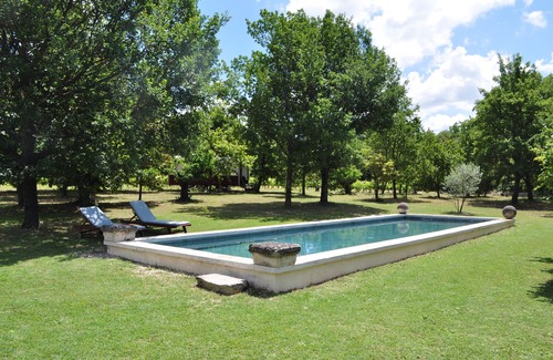 Mazan House | Idyllic Trailer Retreat with Pool in Tranquil Setting