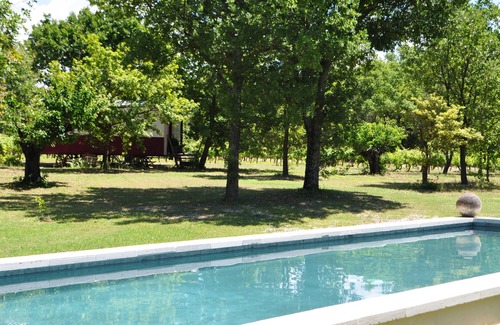 Mazan House | Idyllic Trailer Retreat with Pool in Tranquil Setting