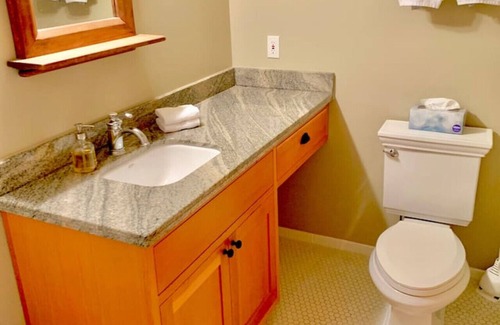 Bowen Island Condo | Inviting Queen Hilltop Suite with Breakfast & Family Amenities
