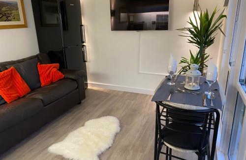 Sticklepath Apartment | Inviting 1 Bedroom Chalet - Guest Rated 9.2/10