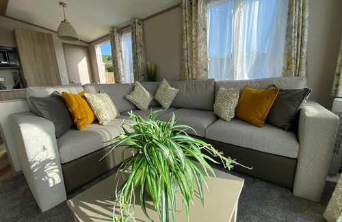 Llwyngwril House | Cozy 2-Bed Holiday Home with Ocean View on Welsh Coast