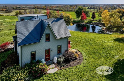 Glencairn House | Inviting Renovated Farmhouse with Breakfast Near Creemore
