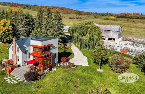 Glencairn House | Inviting Renovated Farmhouse with Breakfast Near Creemore