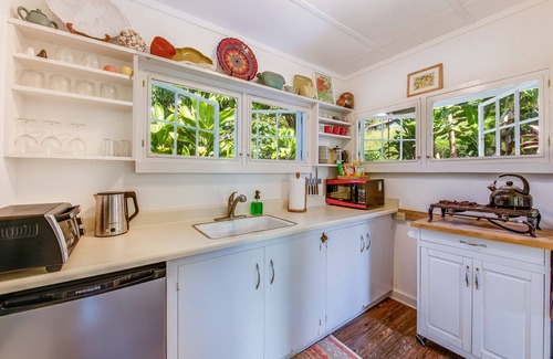 Holualoa Cottage | Artful Bungalow with Ocean View on Historic Estate