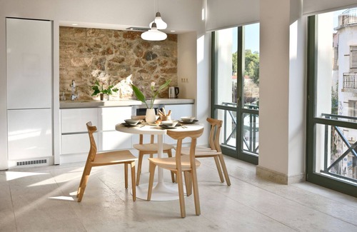 Thissio Villa | Cozy Villa Toshiro in Athens with Thissio Views & Spa