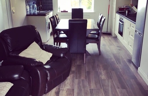 Kilfinane House | Charming Bungalow in a Scenic Village with Breakfast Included