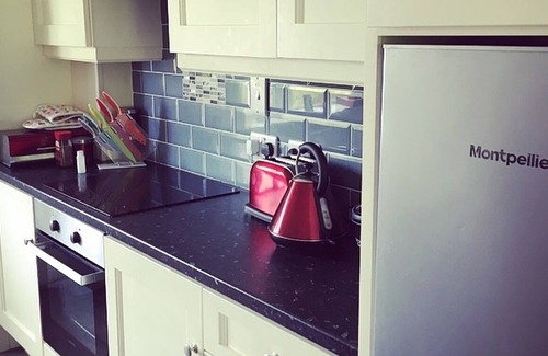 Kilfinane House | Charming Bungalow in a Scenic Village with Breakfast Included