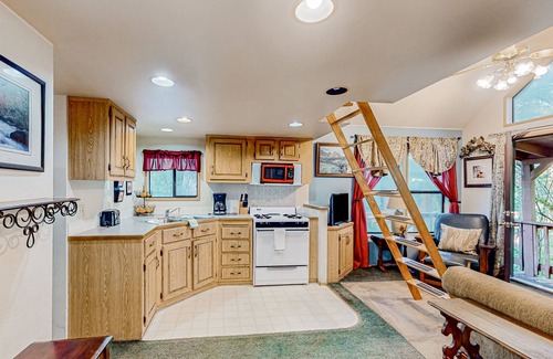 Brookings Hotel | Inviting Coastal Retreat with Hot Tub & Scenic Nature Views