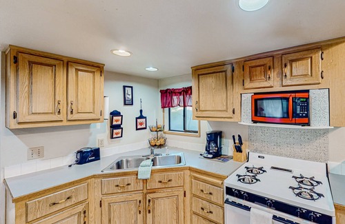 Brookings Hotel | Inviting Coastal Retreat with Hot Tub & Scenic Nature Views