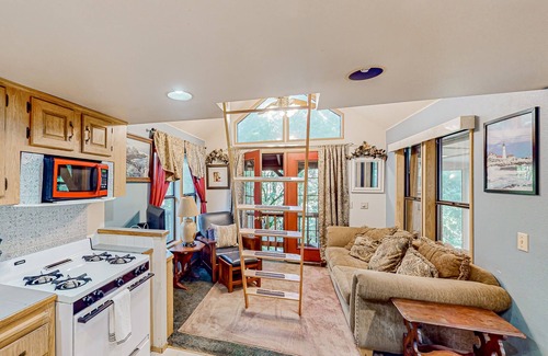 Brookings Hotel | Inviting Coastal Retreat with Hot Tub & Scenic Nature Views
