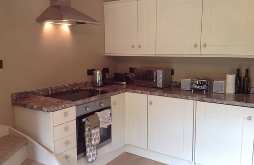 Easton Cottage | Tranquil Cottage Retreat Near City with Breakfast & Kitchen