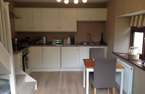 Easton Cottage | Tranquil Cottage Retreat Near City with Breakfast & Kitchen
