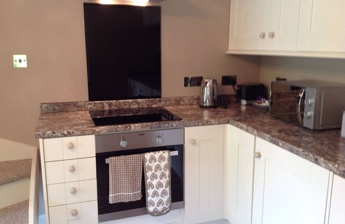 Easton Cottage | Tranquil Cottage Retreat Near City with Breakfast & Kitchen