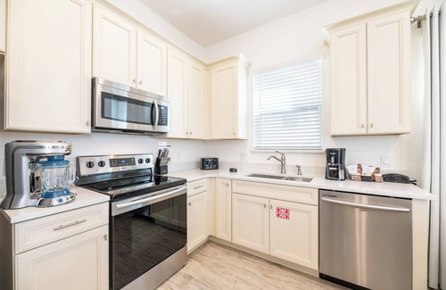 West Kissimmee Cottage | Charming Cottage Near Disney with Resort Amenities