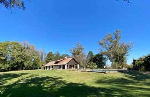 Partido de Ramallo Ski Chalet | Charming Cottage with Ocean View by the Parana River