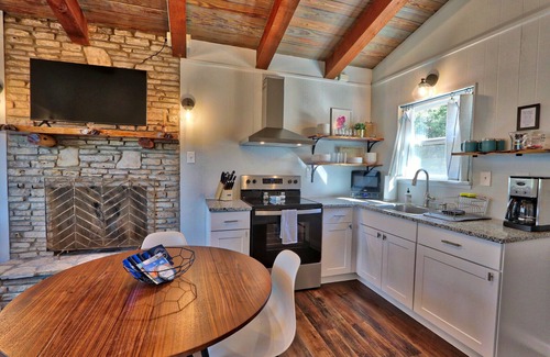 Canyon Lake Cottage | Inviting Cottage for 4 with Lake View & Spa in Canyon Lake