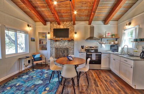 Canyon Lake Cottage | Inviting Cottage for 4 with Lake View & Spa in Canyon Lake