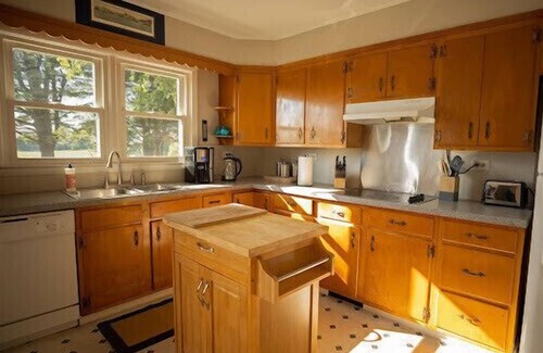 Hollowville House | Tranquil Country Retreat with Lake View & Spa Experience