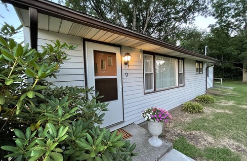 Hollowville House | Tranquil Country Retreat with Lake View & Spa Experience