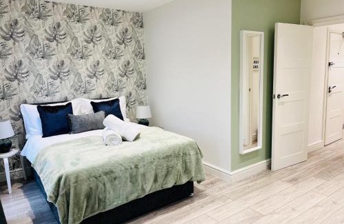 Ealing Apartment | Prime City Centre Apartment with Pet & Child-Friendly Amenities