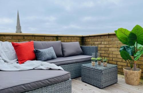 Ealing Apartment | Prime City Centre Apartment with Pet & Child-Friendly Amenities